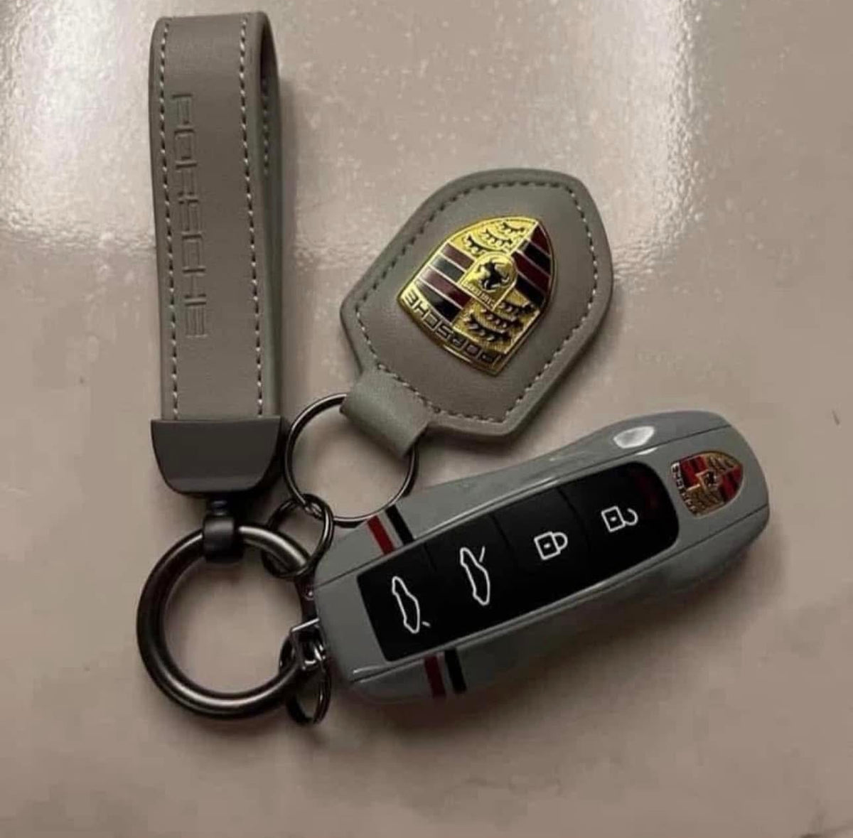 ნაცრისფერი Porsche-ს გასაღების ქეისის და ტყავის საკიდების ნაკრები
